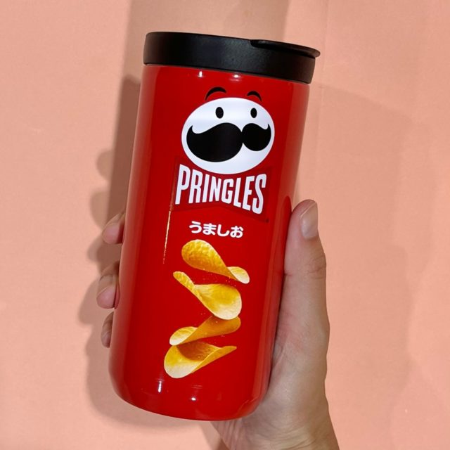 プリングルズの赤色タンブラーの物撮り