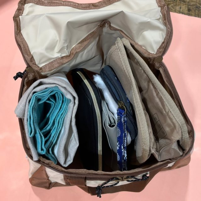 tent-Mark DESIGNS テント型収納バッグに物を入れたところ