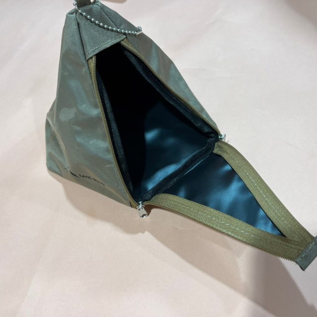 tent-Mark DESIGNS テント型ポーチのファスナーを開けたところ