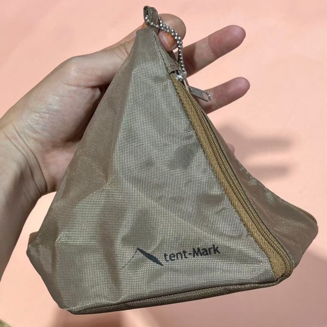 tent-Mark DESIGNS テント型ポーチを持ったところ