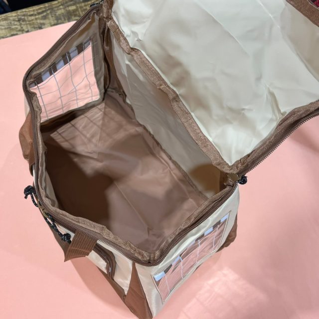 tent-Mark DESIGNS テント型収納バッグ･メインポケットのファスナーを開けたところ