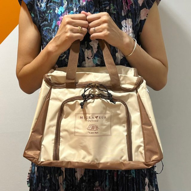 tent-Mark DESIGNS テント型収納バッグを持った女性