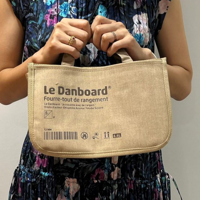 DANBOARD ポーチつき9ポケットバッグを持った女性（裏側）