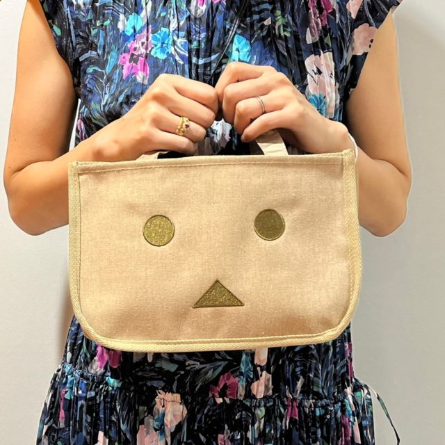 DANBOARD ポーチつき9ポケットバッグを持った女性（表側）