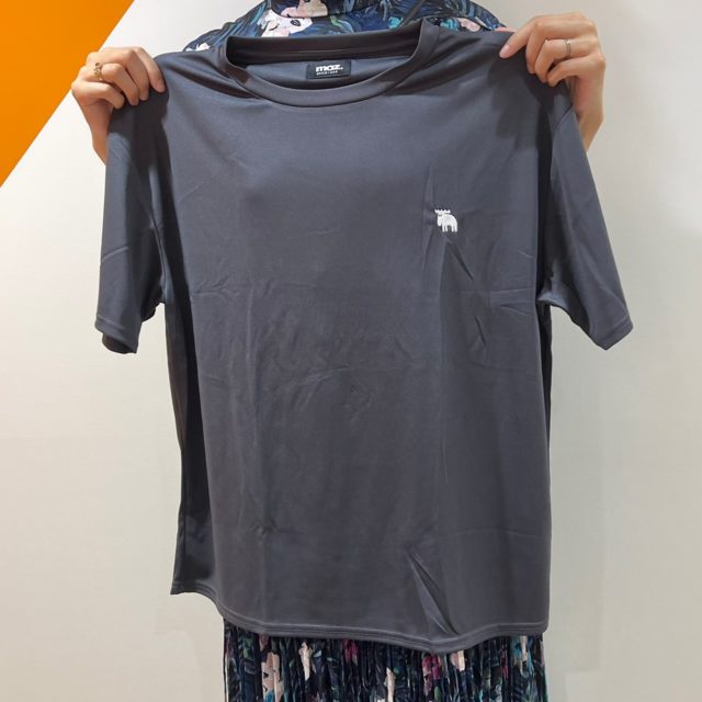 モズのルームウェア、チャコールグレーのTシャツ