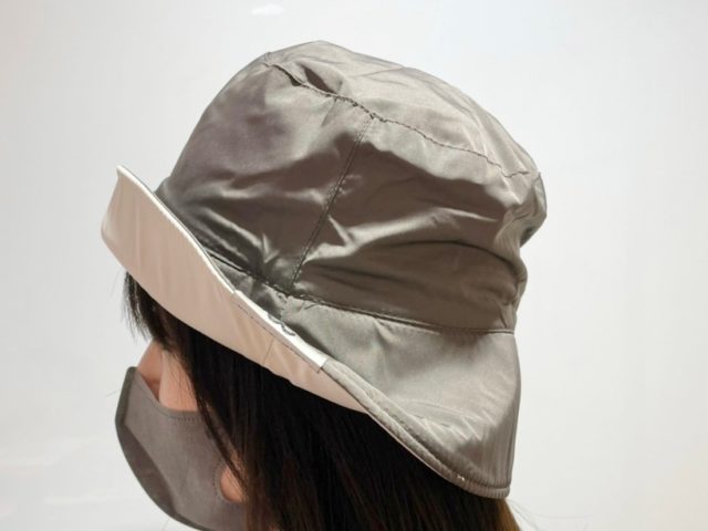 チャコールグレー地側を表にして帽子を被っている