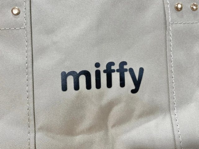 バッグ正面のmiffyのロゴ