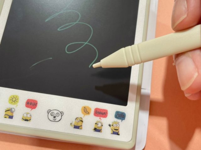 専用ペンで電子メモ帳に書いている