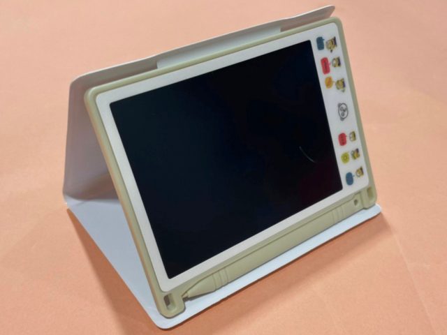 電子メモ帳を横向きに立てている