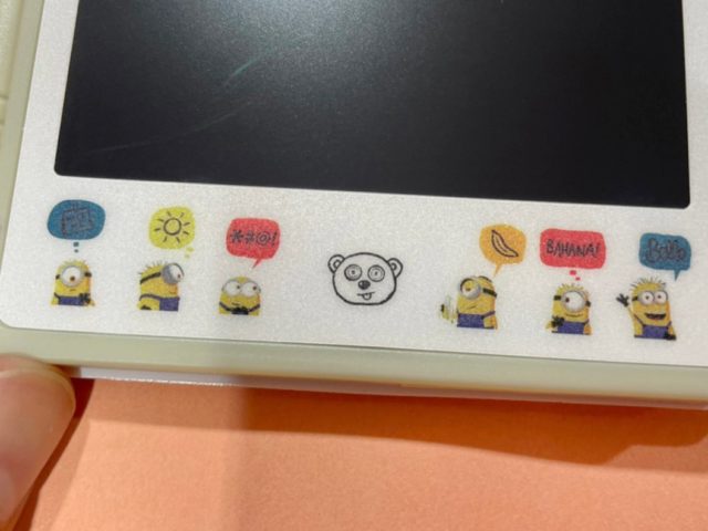 電子メモ帳のボタンを見せている