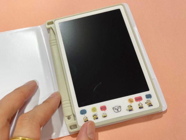 電子メモ帳のカバーを開いている