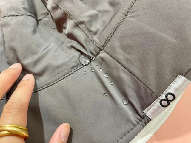 撥水加工の帽子の上に水を垂らした