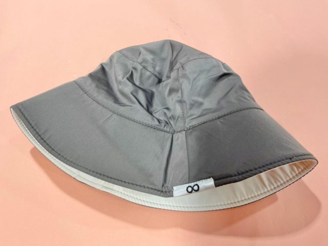UVカット帽子のチャコールグレー側を表にしている