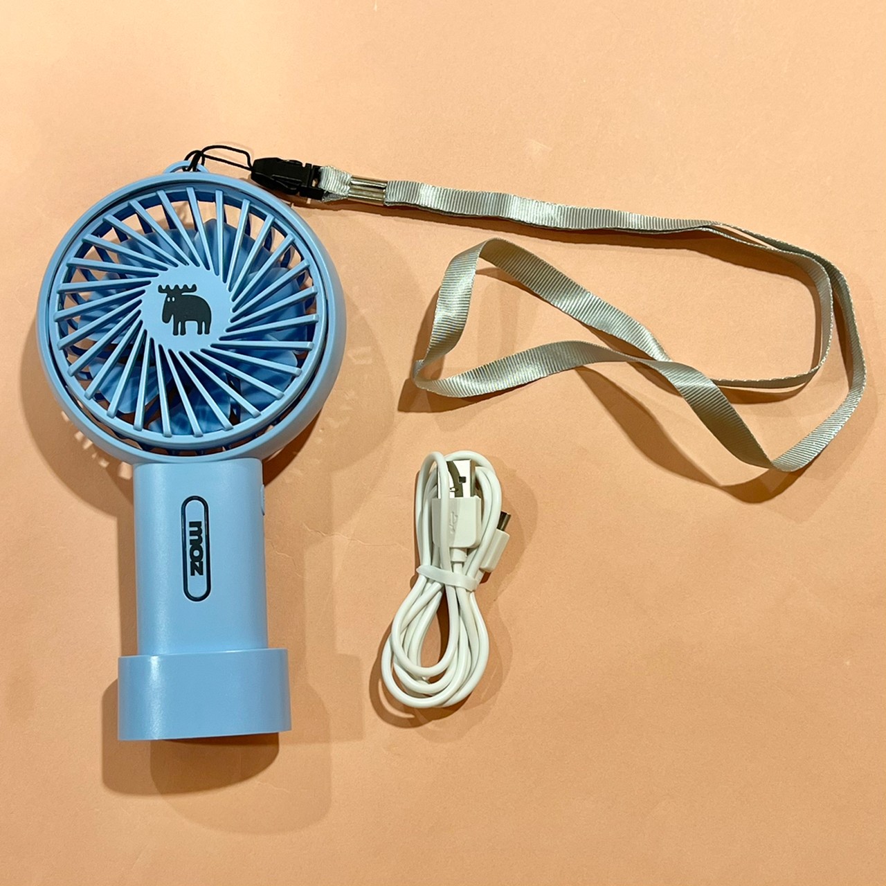 mozミニ扇風機と付属のUSBケーブルの画像