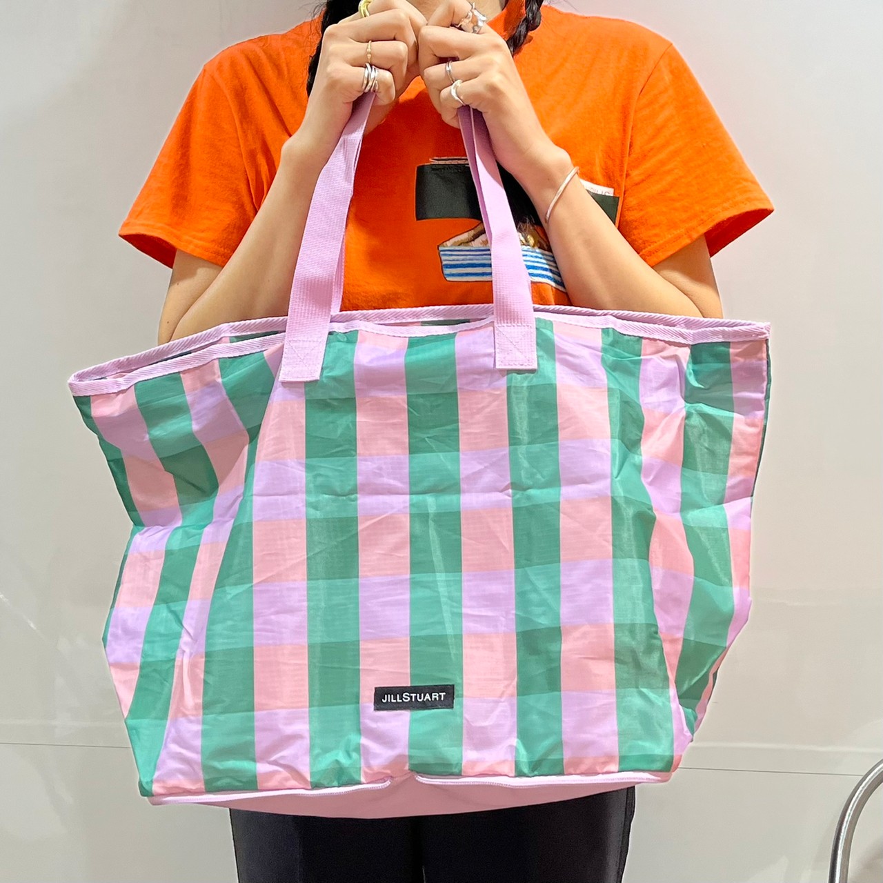 超軽量ビッグバッグを手に持ってみた画像