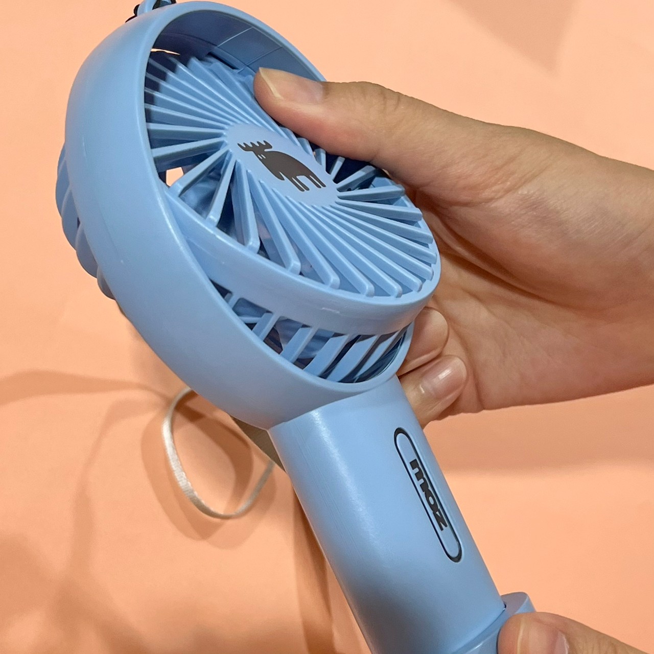 mozミニ扇風機の角度調整をしている画像