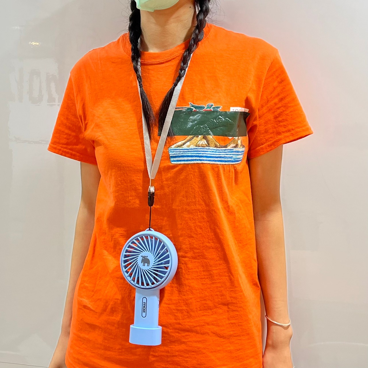 mozミニ扇風機を首にぶら下げている画像