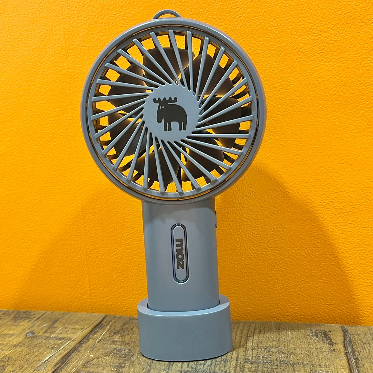 mozミニ扇風機チャコールグレーの置き画像