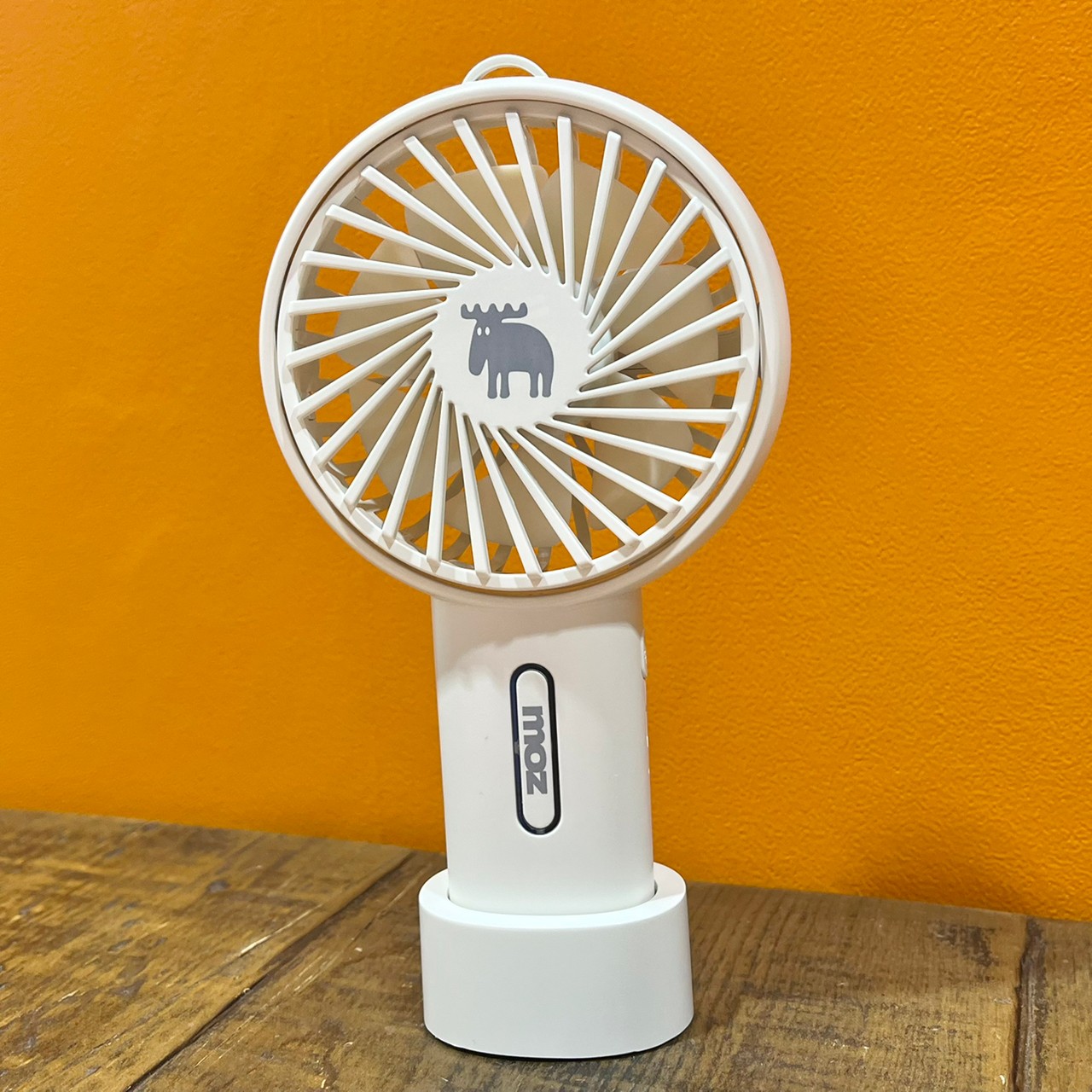 mozミニ扇風機オフホワイトの置き画像