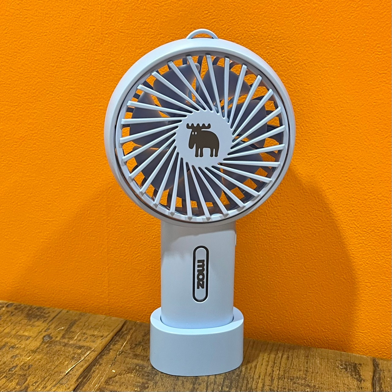 mozミニ扇風機ペールブルーの置き画像