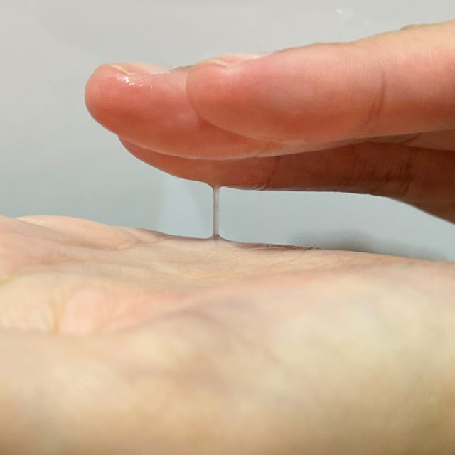 サナ　なめらか本舗　整肌美容液　ＮＣを両手で使用している様子