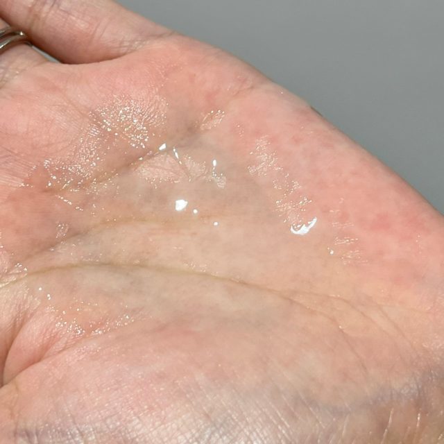 手に出したサナ　なめらか本舗　整肌美容液　ＮＣを広げている様子