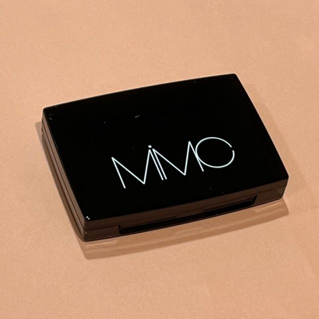 蓋を閉じたビオモイスチュアシャドー