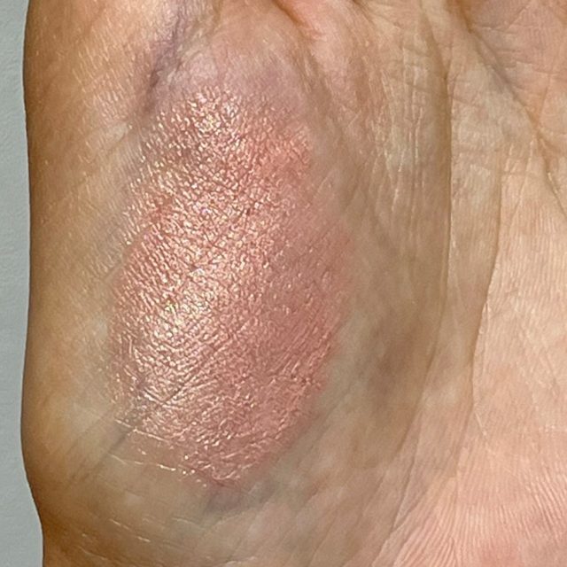 ミネラルスティックチークを手のひらに塗った様子