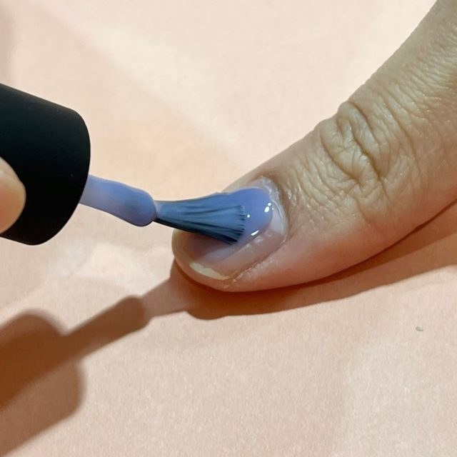 トーンドロップのネイルを塗っている様子