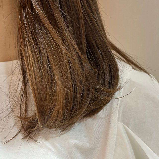 ウルリス　ピンクネコ　ウォーターコンク　スリーク　ヘアオイルを髪になじませ終わった様子