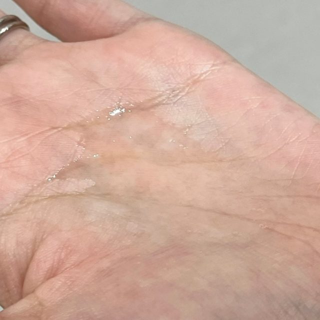 ウルリス　ピンクネコ　ウォーターコンク　スリーク　ヘアオイルを手のひらに出している様子