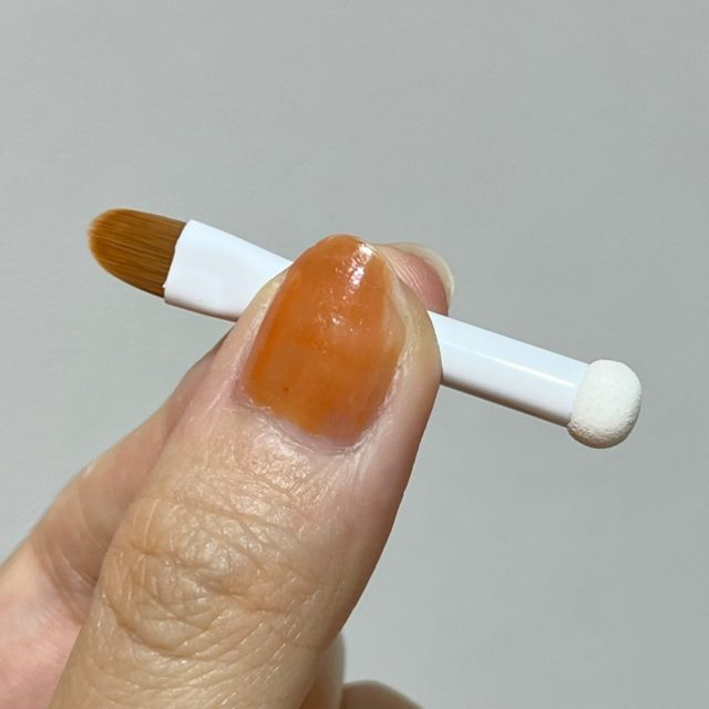 丸みを帯びたチップとブラシでピンポイントカバー