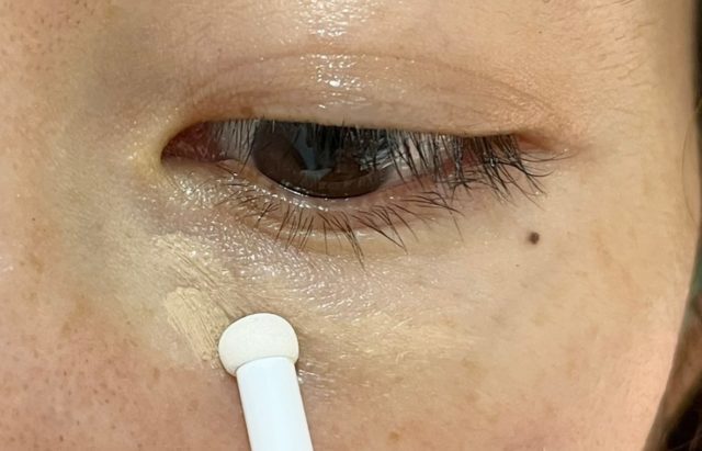 vimBEAUTYコンシーラーをチップでぽんぽんとのせていく