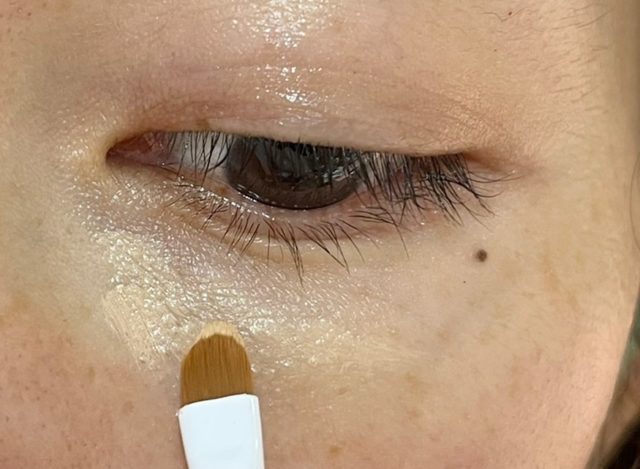 気になるクマにvimBEAUTYコンシーラーを平筆でなじませる