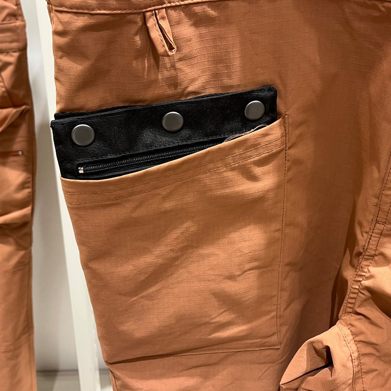 ガーデニングサロペット、右足部分にある取り外し可能なポケットの画像