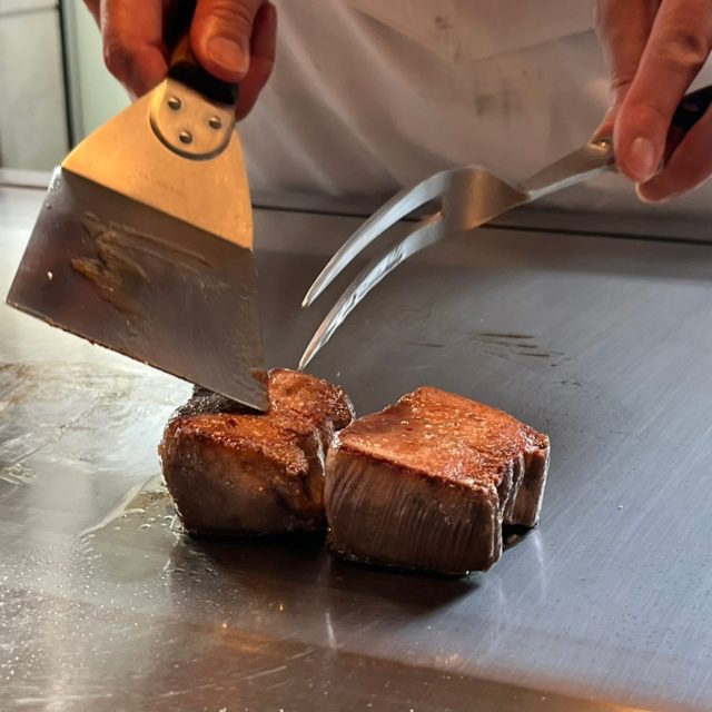 鉄板でお肉を焼いてもらう