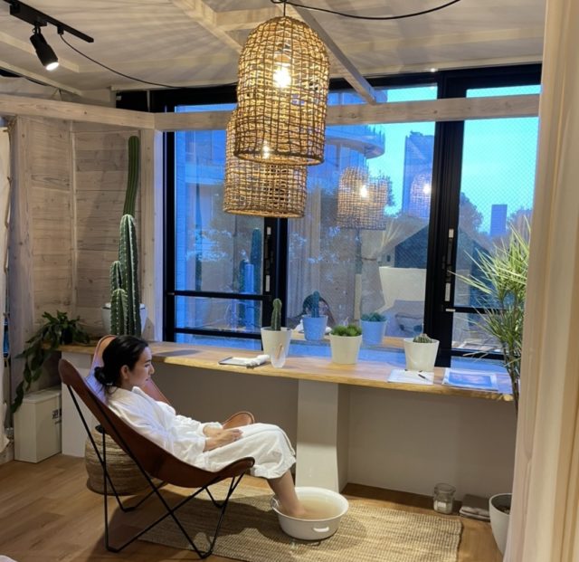 クレイドスパ椅子に座るアップ