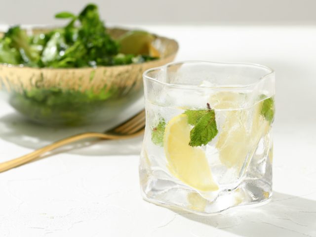 レモンウォーターの入った透明なタンブラー