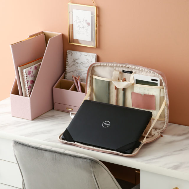 デスクに置かれたケース入りのPC