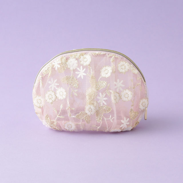 ピンク色のラウンドポーチ