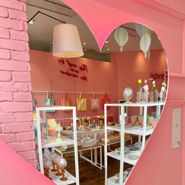 施設に併設されたショップを外から撮っている