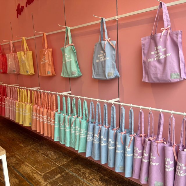 併設されたショップに売っているトートバッグ