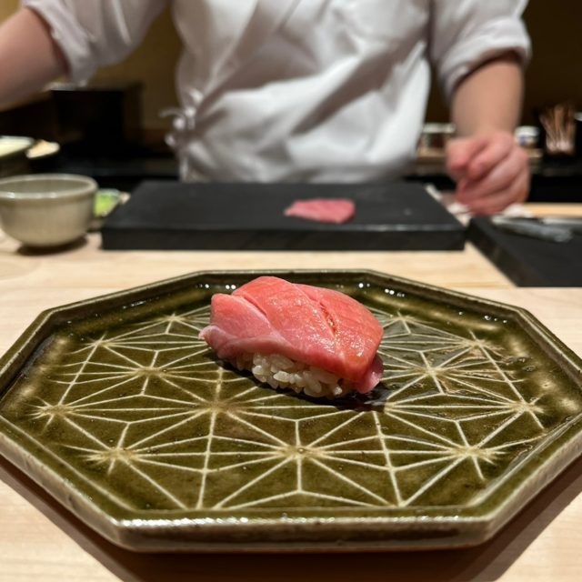 肉厚ネタの寿司一貫