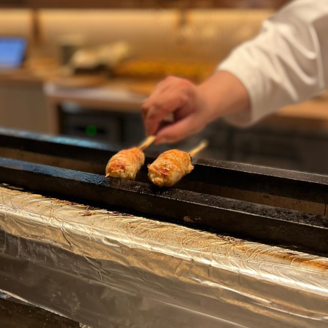 焼き鳥焼いている