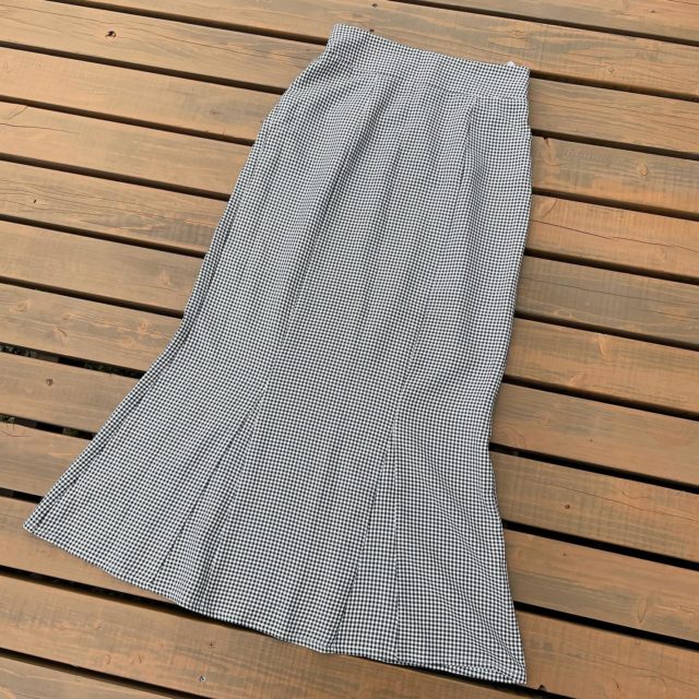 しまむらのブラックの「ギンガムチェックマーメイドスカート」の置き画