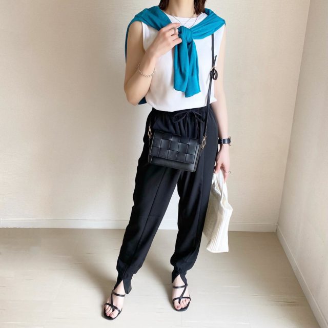 白のノースリーブTシャツ×GUのブラックの「センターシームジョガーパンツ」のコーディネート