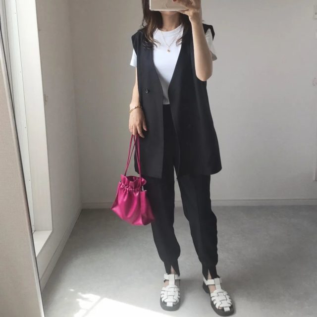 黒のジレ×GUのブラックの「センターシームジョガーパンツ」のコーディネート