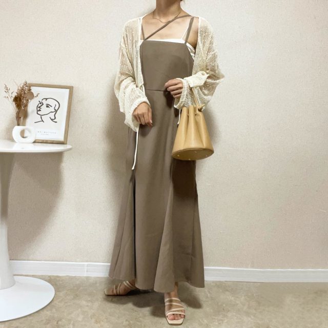シアーニットカーディガン×しまむらのブラウンの「マーメイドキャミワンピース」のコーディネート