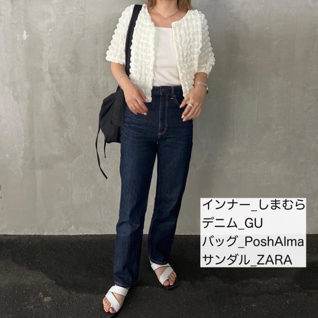 しまむらのオフホワイトの「5部袖ポコポコカーディガン」×デニムコーディネート