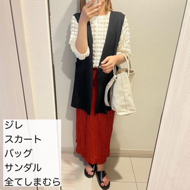 しまむらのオフホワイトの「5部袖ポコポコカーディガン」×プリーツナロースカートコーディネート